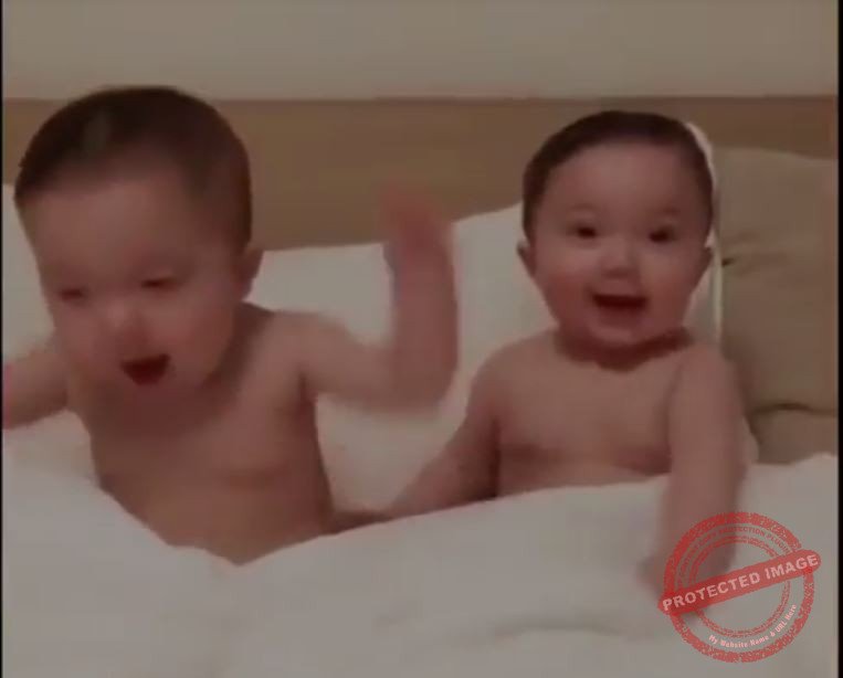 2 baby dễ thương nhất quả đất