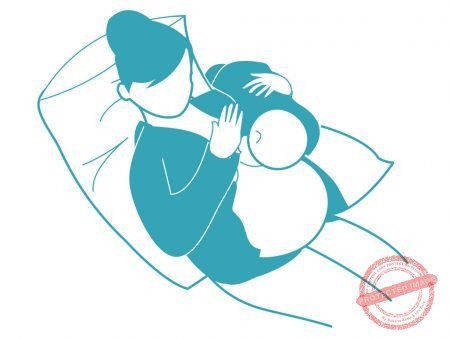 Tư thế cho con bú ngả lưng về sau sau khi sinh mổ
