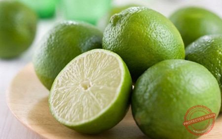 hàm lượng vitamin C rất cao trong chanh giúp tẩy trắng các vết thâm nám trên da.