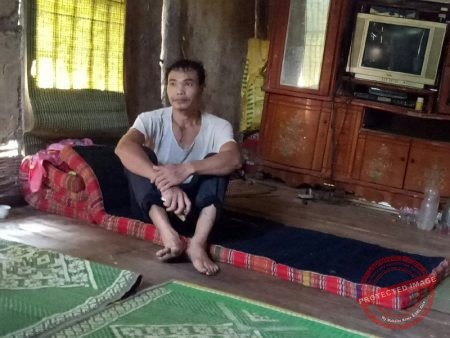 Anh Cà Văn Hoàn ngồi tư lự một mình trong nhà