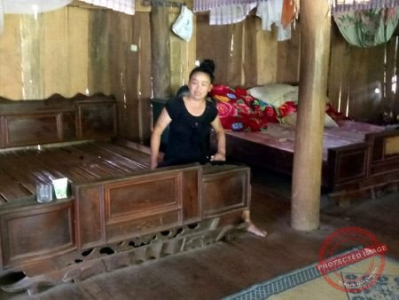 Chị Hôm đang lẩm bẩm một mình