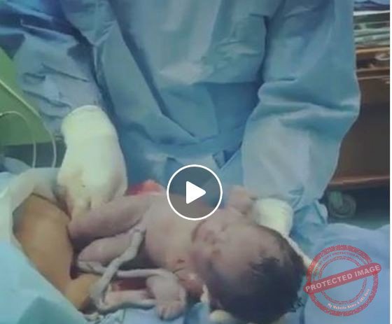 Phút giây hạnh phúc . một thiên thần đến với thế giới của mẹ