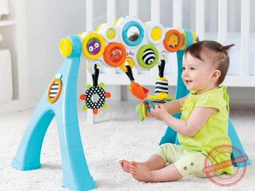 Làm thế nào để đảm bảo an toàn cho bé ở trong nhà?
