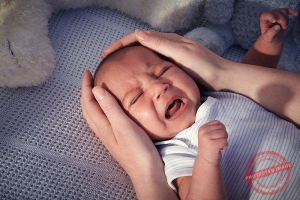 Làm thế nào để chăm sóc cho bé khi trẻ khóc đêm?