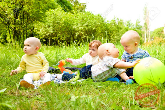 Cuối cùng, cha mẹ hãy tạo điều kiện cho trẻ em được vui đùa với những bạn bè đồng lứa khác. Đây là cách hiệu quả nhất để trẻ phát triển khả năng giao tiếp và hòa nhập với cộng đồng.