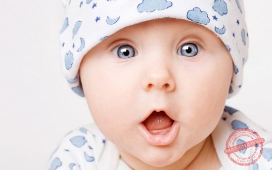 Cố gắng giao tiếp với trẻ để trẻ có thể thấy được biểu hiện cảm xúc của những người xung quanh và bắt chước lại.