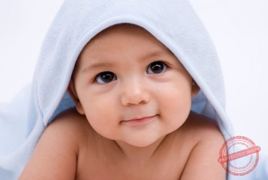 Những biểu hiện cảm xúc của em bé hoàn toàn là sự bắt chước từ những người xung quanh. Cha mẹ càng giao tiếp nhiều với con, bé sẽ càng sớm có khả năng bộc lộ cảm xúc của mình qua nét mặt
