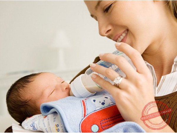 Cho trẻ bú bình mẹ phải biết điều này để tránh gây tử vong cho con