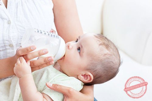 Nhiều bố mẹ vẫn duy trì cho con uống sữa công thức khi đã trên 1 tuổi