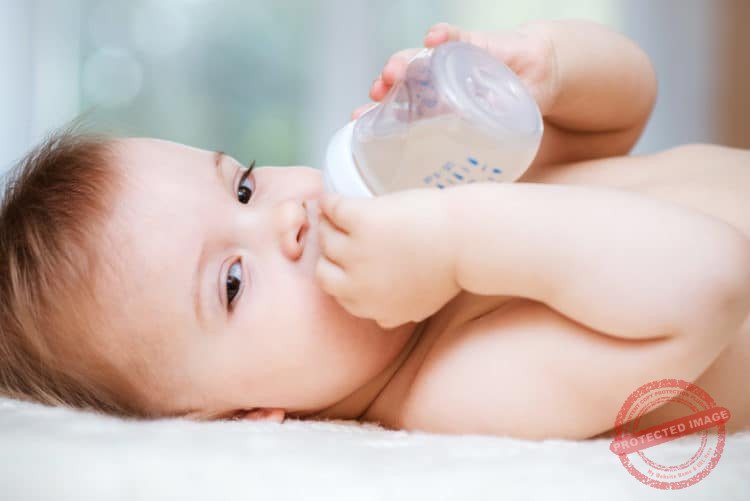Trẻ sơ sinh không nên uống nhiều nước