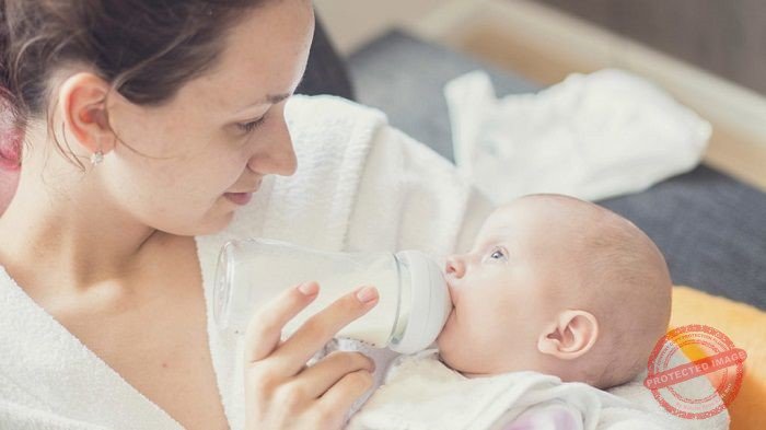 Khi nào cần bổ sung sữa công thức cho trẻ sơ sinh
