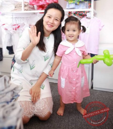 Mẹ con MC Minh Trang.