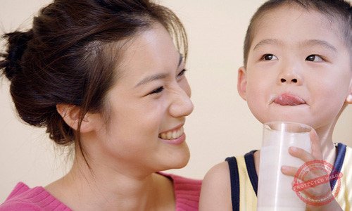 Giải đáp thắc mắc: Có nên cho bé uống sữa vào buổi tối không?