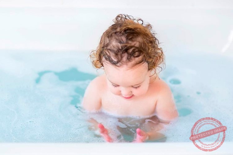 Sữa tắm nhiều bọt: Hãy nhớ rằng da của bé rất mỏng manh và nhạy cảm. Những loại sữa tắm tạo bọt có thể làm khô da của em bé và khiến chúng cảm thấy ngứa ngáy.