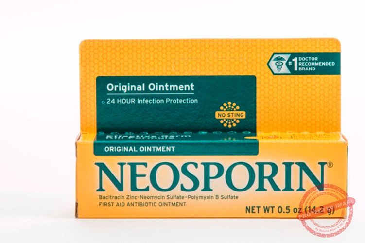 Kem trị bỏng Neosporin: Khi trẻ bị bỏng hay bị xước, bạn hãy cân nhắc trước khi dùng kem Neosporin. Các bác sĩ hầu như không bao giờ khuyên dừng Neosporin hoặc kháng sinh đối với trẻ sơ sinh vì chúng có nguy cơ gây dị ứng.