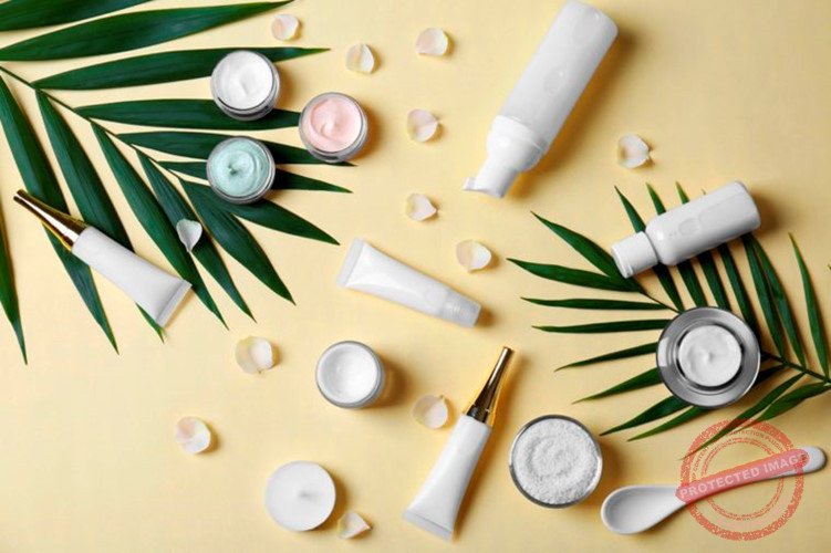 Sản phẩm mỹ phẩm dành cho người lớn: Những loại mỹ phẩm dành cho người lớn thường chứa đầy hương thơm và nước hoa. Những chất phụ gia này không được khuyến kích dùng cho trẻ sơ sinh bởi chúng là những yếu tố kích thích dị ứng và chàm bội nhiễm.