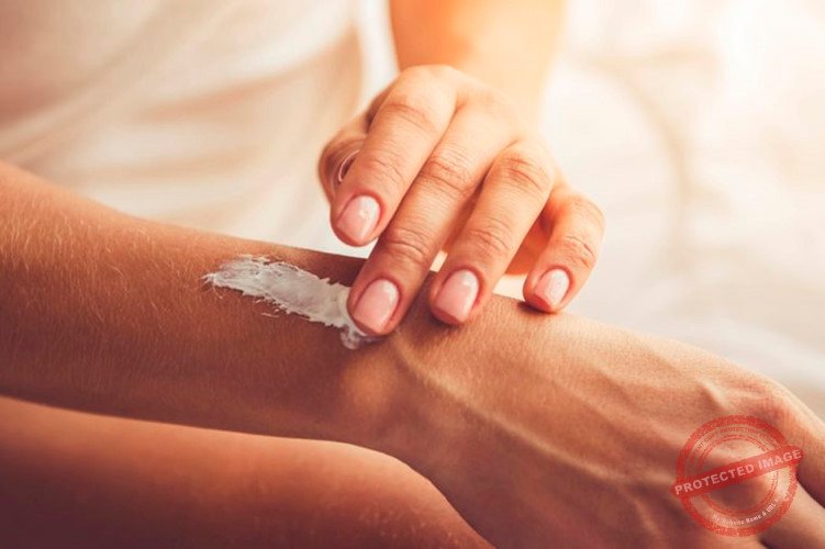 Kem dưỡng ẩm: Kem dưỡng ẩm chính là "bùa hộ mệnh" cho làn da mỏng manh của bé. Tuy nhiên, mẹ nên tìm hiểu kỹ các thông tin về kem dưỡng ẩm cho bé trước khi quyết định chọn lựa bất kỳ một sản phẩm nào. Tuyệt đối không dùng các loại kem dưỡng ẩm có thành phần hóa học cho bé bởi chúng có thể gây kích ứng da