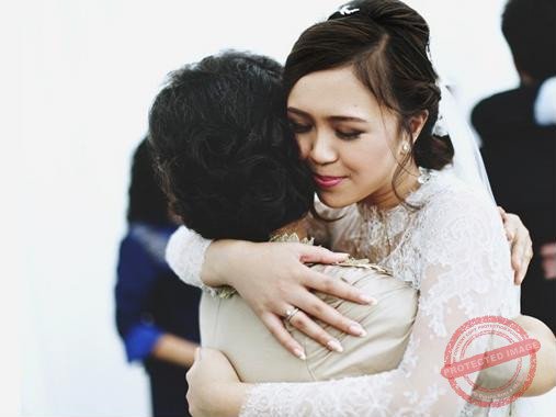 Vì vẫn sống gần nhà, vẫn có chung nền văn hóa, các mối quan hệ nên các cô dâu mới sẽ thấy cuộc sống hôn nhân dễ chịu, bớt áp lực hơn nhiều – Ảnh minh họa: Internet