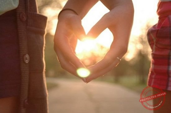 Thế là cộng với lời nói, cộng với những hành động, cử chỉ anh ta quan tâm mình thì phụ nữ tin một cách vô điều kiện rằng người đàn ông đó yêu mình thật lòng. Đó là lý do vì sao giữa một người đàn ông hay nói yêu mình và một người đàn ông có vẻ kiệm lời cũng yêu mình thì phụ nữ thường chọn người đàn ông nói nhiều . Vì đơn giản là phụ nữ nghĩ. – Yêu thì nói là yêu, anh ta lúc nào cũng lạnh lùng như vậy chứ tỏ chưa yêu mình thật lòng đâu . Vậy nhưng phụ nữ à, đôi khi người đàn ông hay nói rằng yêu bạn chưa chắc anh ta đã coi trọng bạn đến thế đâu nhé.