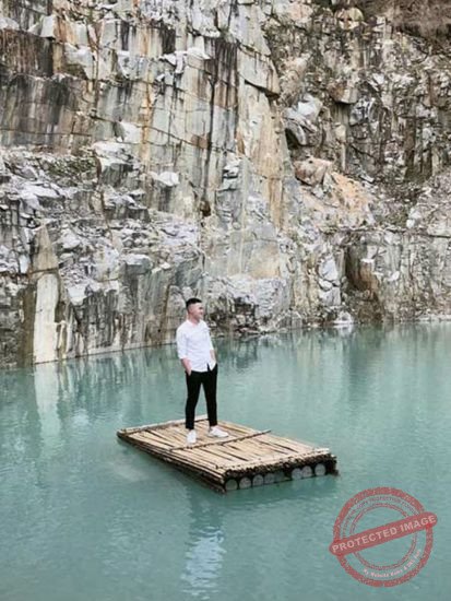 Kiều Đại Dũ tạo dáng ở "tuyệt tình cốc" Đà Lạt, nơi mà á hậu T.D chụp bộ ảnh sexy, phản cảm