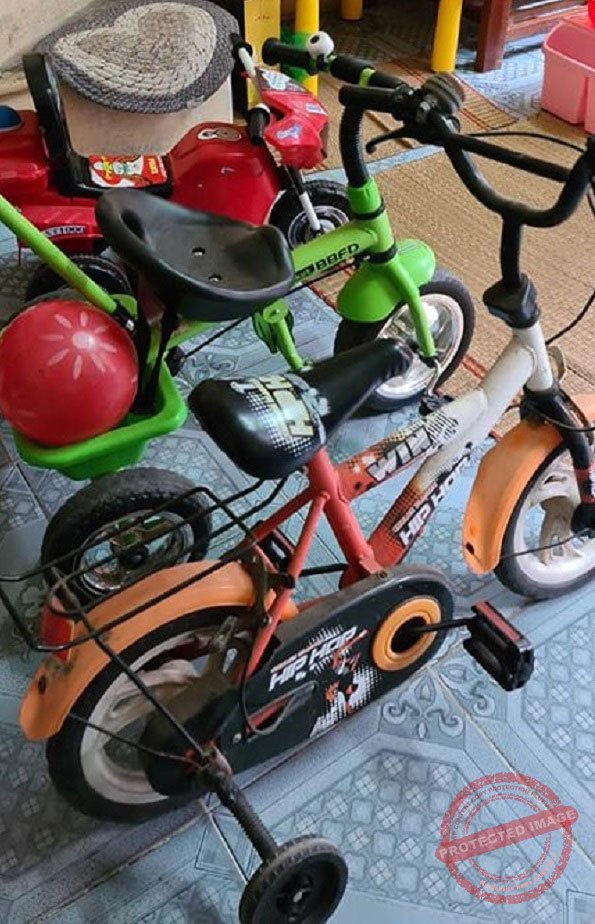 Những chiếc xe của bé M. được bà ngoại lau dọn sạch sẽ đặt cạnh ban thờ.