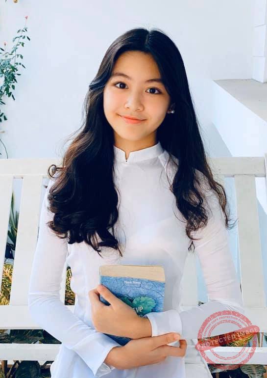 Bà xã MC Quyền Linh – Dạ Thảo gửi lời chúc tới con gái "Chúc mừng Lọ Lem vừa tròn 14 tuổi. Con hiền hậu, tình cảm, ngây thơ và cá tính. Mẹ mong con gái luôn như vậy trong tuổi mới”.