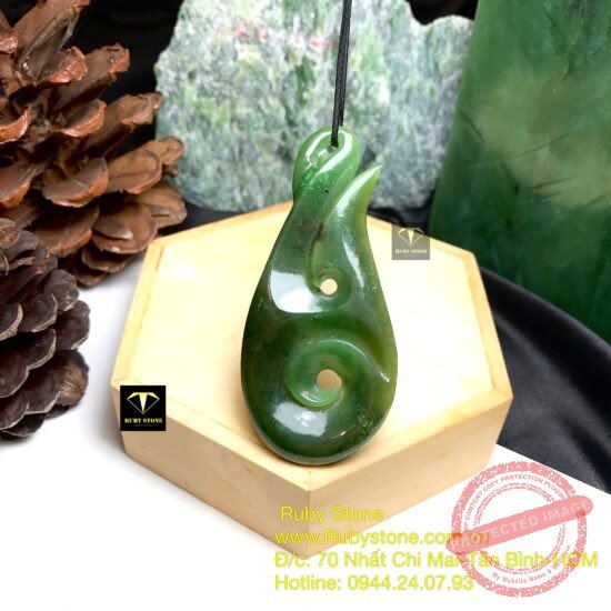 Mặt dây chuyền ngọc bích Canada Koru mix Matau Maori