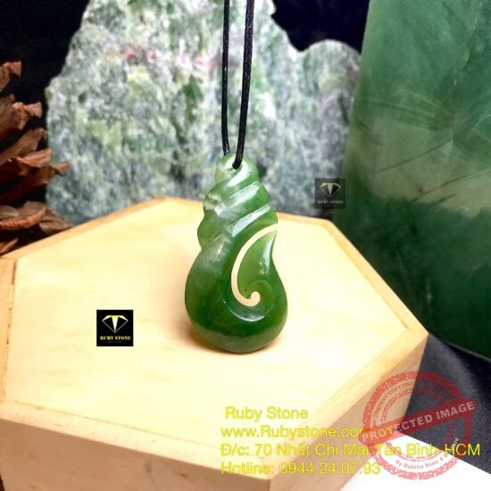 Mặt dây chuyền ngọc bích Maori kiểu Matau ( lưỡi câu cá)